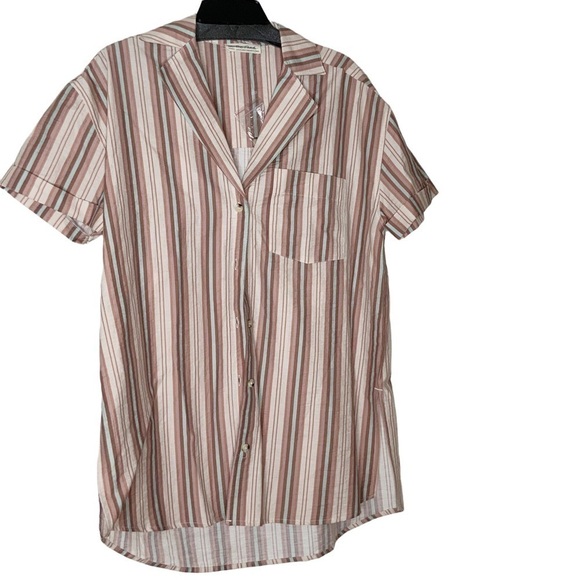 Free People oversized buttoned down shirt. Collared with breast pocket.Size XS-L - Picture 2 of 6